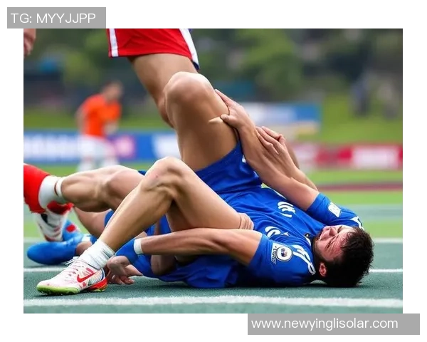 足球明星新闻记者揭秘绿茵场背后的故事与球员生活的真实面貌